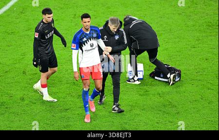 Von links: Verletzung Robert Glatzel, Mannschaftsarzt Dr. Wolfgang Schillings (HSV Hamburg) Hamburg, 30. November 2025, Fußball, Bundesliga, HSV Hamburg - Stuttgart Stockfoto