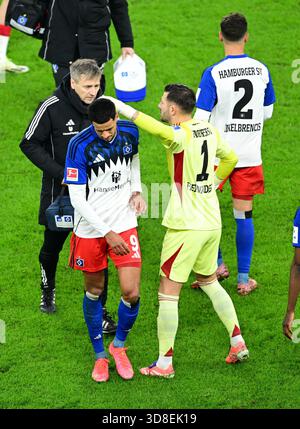 Von links: Mannschaftsarzt Dr. Wolfgang Schillings, Verletzung Robert Glatzel, Torwart Daniel Heuer Fernandes (HSV Hamburg) Hamburg, 30. November 2025, Fußball, Bundesliga, HSV Hamburg - Stuttgart Stockfoto