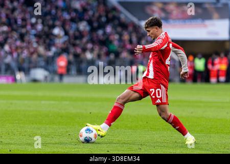 MÜNCHEN, 29. NOVEMBER: Tom Bischof (FC Bayern München, 20) mit dem Ball während des Bundesliga-Spiels zwischen FC Bayern München und FC St. Pauli in der Allianz Arena am 12. Spieltag des 1. Bundesliga am 29. November 2025 in München. DFL-VORSCHRIFTEN VERBIETEN DIE VERWENDUNG VON FOTOS ALS BILDSEQUENZEN UND/ODER QUASI-VIDEO. Stockfoto