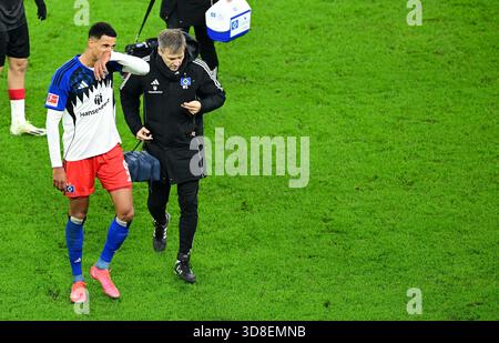Links. Verletzung Robert Glatzel, Mannschaftsarzt Dr. Wolfgang Schillings (HSV Hamburg) Hamburg, 30. November 2025, Fußball, Bundesliga, HSV Hamburg - Stuttgart Stockfoto