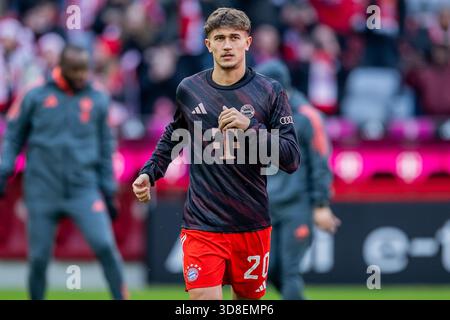 Tom Bischof (FC Bayern München, #20) Aufwärmphase GER, FC Bayern München vs. FC St. Pauli Hamburg, Fußball, Bundesliga, 12. Spieltag, Saison 2025/2026, 29.11.2025. (DFL DFB-VORSCHRIFTEN VERBIETEN DIE VERWENDUNG VON FOTOGRAFIEN ALS BILDSEQUENZEN Stockfoto