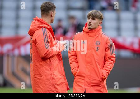Joshua Kimmich (FC Bayern München, #6) und Lennart Karl (FC Bayern München, #42) bei der Prüfung des Spielfeldes GER, FC Bayern München gegen FC St. Pauli Hamburg, Fußball, Bundesliga, 12. Spieltag, Saison 2025/2026, 29.11.2025. (DFL DFB-REGELUNG Stockfoto