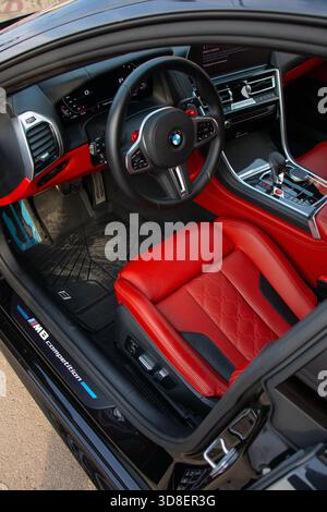 Moskau, Russland - 13. Dezember 2024: Nahaufnahme eines schwarzen BMW M8-Wettbewerbs mit hellroten Ledersitzen, M-Lenkrad und türsil Stockfoto