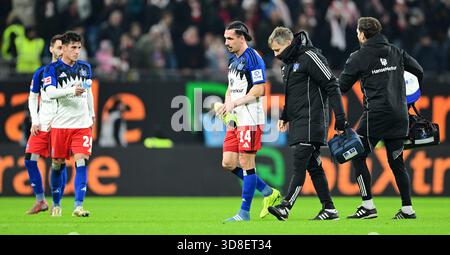 Von links: Nicolas Capaldo, Rayan Philippe Verletzung, Mannschaftsarzt Dr. Wolfgang Schillings (HSV Hamburg) Hamburg, 30. November 2025, Fußball, Bundesliga, HSV Hamburg - Stuttgart Stockfoto