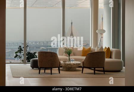 Bangkok, thailand - 11. Okt. 2025 - dieser elegante, hochstöckige Wohnbereich ist in neutralen Farben gehalten und in natürlichem Licht getaucht. Zu den wichtigsten Elementen gehört ein Stockfoto