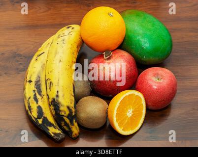Nahaufnahme von lebhaften tropischen und saisonalen Früchten auf einem Holzhintergrund Stockfoto