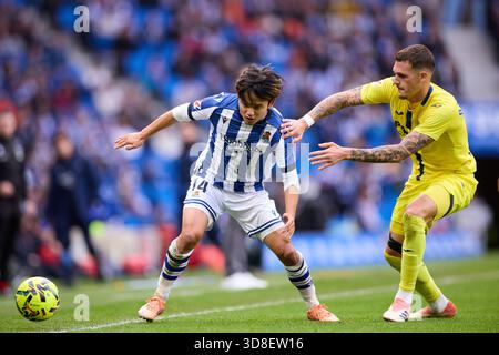 Takefusa Kubo von Real Sociedad tritt am 30. November 2025 in San Sebastian in Anoeta um den Ball an. Stockfoto