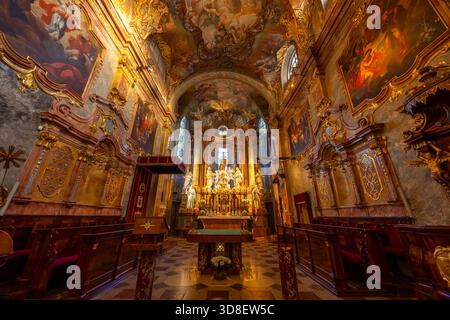 Verzierte barocke Kircheneinrichtung mit verzierter Decke, vergoldeten Wänden und kunstvollem Altar Stockfoto