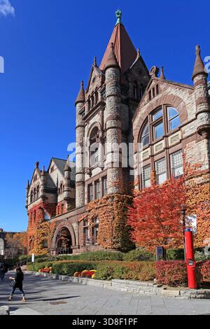 Das Old Vic Gebäude am Victoria College in der University of Toronto, romanische Architektur, erbaut 1891, mit Herbstlaub Stockfoto
