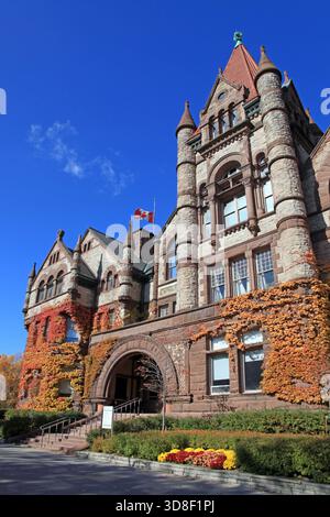 Das Old Vic Gebäude am Victoria College in der University of Toronto, romanische Architektur, erbaut 1891, mit Herbstlaub Stockfoto