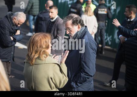Madrid, Spanien. November 30 2025. Der ehemalige spanische Premierminister Mariano Rajoy und die ehemalige Madrider Bürgermeisterin Ana Botella sprechen gemeinsam vor dem Beginn einer Kundgebung der Volkspartei (PP) im Tempel von Debod in Madrid, die aus Protest gegen die spanische Regierung stattfand. Die beiden Veteranen der PP-Politiker unterhalten sich, während die Unterstützer zu der Veranstaltung kommen. Quelle: Diego Martinez /Alamy Live News. Stockfoto