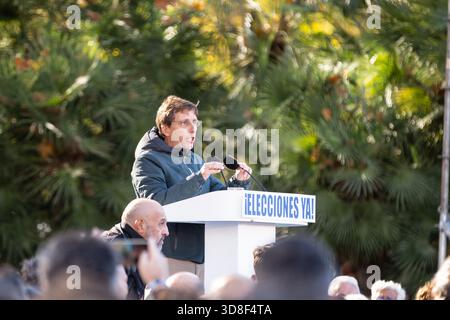 Madrid, Spanien. November 30 2025. Madrids Bürgermeister Jose Luis Martinez Almeida hält eine Rede während einer Kundgebung der Volkspartei (PP) im Tempel von Debod in Madrid, in der er sich gegen die spanische Regierung und die Politik von Premierminister Pedro Sanchez wendet. Almeida spricht von einer Bühne, während PP-Fans spanische Flaggen schwenken und applaudieren. Quelle: Diego Martinez /Alamy Live News Stockfoto