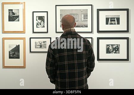 Glasgow, Schottland, Großbritannien. 30. November 2025. Die Ausstellung „still Glasgow“ wird in der GOMA, der Galerie für moderne Kunst, eröffnet. Eine umfangreiche neue Fotoausstellung, die die schottischen Medien wegen ihrer klassischen Inhalte aus Vergangenheit und Gegenwart in Schwung bringt. Teil der Feierlichkeiten zum 850-jährigen Geburtstag der Stadt, die sie zum Abschluss bringen. Teil eines öffentlichen Programms zum 30. Geburtstag von Goma. Credit Gerard Ferry /Alamy Live News Stockfoto