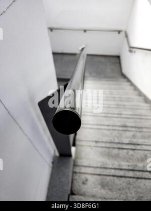 Detail der Treppe, die zum Untergeschoss führt Stockfoto