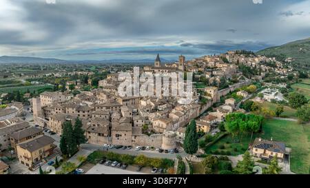 Aus der Vogelperspektive von Spello umgeben von mittelalterlichen Mauern, die auf römischen Fundamenten errichtet wurden, einschließlich drei römischer spätantike Tore Stockfoto