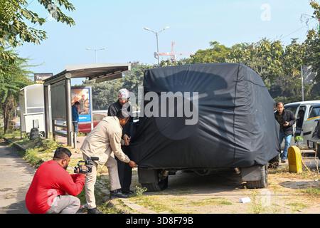 NEW DELHI, INDIEN - NOVEMBER 30: Ein rasender Mercedes überfuhr einen Mann und verletzte zwei weitere am späten Samstagabend, am 30. November 2025 in New Delhi, Indien. Eine Person wurde getötet und zwei andere wurden verletzt, nachdem ein Mercedes gestern Nacht drei Menschen in der Nähe der Ambience Mall in Delhi in Vasant Kunj getroffen hatte. Der Fahrer wurde festgenommen, sagte die Polizei von Delhi. Augenzeugen sagten, dass das Auto die Straße runterfuhr, als der Fahrer plötzlich die Kontrolle verlor und direkt auf den Bürgersteig fuhr. Der Aufprall war so schlimm, dass umstehende Personen sofort zum Tatort eilten und ihn informierten Stockfoto