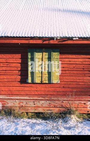 Fensterläden eines verlassenen Bauernhauses in den Hügeln Stockfoto