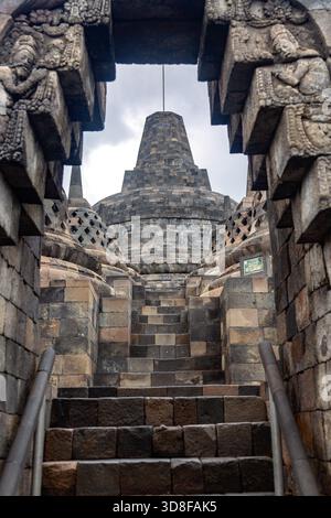 Wunderschöner alter Buddistentempel Borobudur in der Nähe von Yogyakarta, Zentral-Java, Indonesien. Weltberühmtes Wahrzeichen in Indonesien. Stockfoto