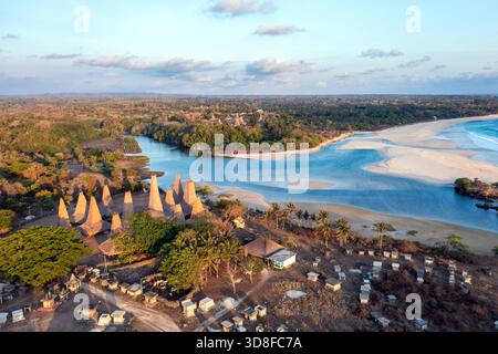 Blick auf das Dorf Ratenggaro aus der Vogelperspektive mit den traditionellen Häusern und der wunderschönen Küste während des Sonnenuntergangs am westlichen Ort der Insel Sumba, Stockfoto