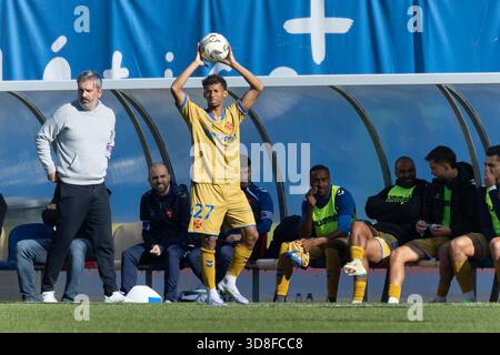 Lissabon, Portugal. 30. November 2025. Lissabon, Portugal. Belenenses Stürmer aus Portugal EVANDRO BARROS (27) in Aktion während des Spiels der 2. Phase der Liga 3, Atletico vs Belenenses Credit: Alexandre de Sousa/Alamy Live News Stockfoto