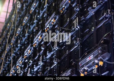 Eine Projektionsfläche ist einsatzbereit, die von hinten mit sichtbaren Anschlüssen und Kabeln für die Einrichtung dargestellt wird. Stockfoto