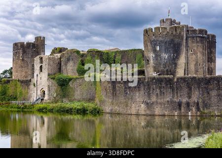 Bewachsener Efeu auf den mittelalterlichen Türmen und Mauern von Caerphilly Castle in Südwales Stockfoto