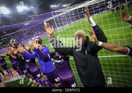 Brüssel, Belgien November 2025 30. Die Spieler von Anderlecht feiern, nachdem sie ein Fußballspiel zwischen RSC Anderlecht und Royale Union Saint-Gilloise gewonnen haben, am Sonntag, den 30. November 2025 in Anderlecht, am 16. Tag der ersten Liga der Jupiler Pro League 2025-2026. BELGA PHOTO VIRGINIE LEFOUR Credit: Belga News Agency/Alamy Live News Stockfoto