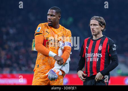Mailand, Italien. November 2025. Luka Modric vom AC Mailand und Mike Maignan vom AC Mailand während des Fußballspiels der Serie A 2025/26 zwischen AC Mailand und SS Lazio im San Siro Stadion Endrunde Mailand 1:0 Lazio Credit: SOPA Images Limited/Alamy Live News Stockfoto