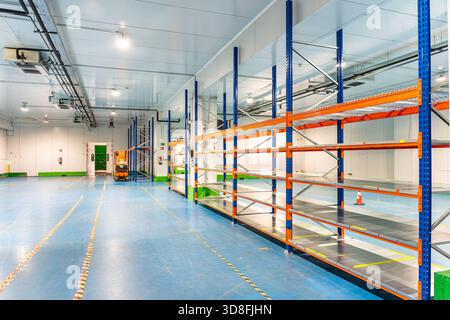 Industrieregale zum Stapeln und Lagern von Lebensmitteln im Kühlraum. Stockfoto