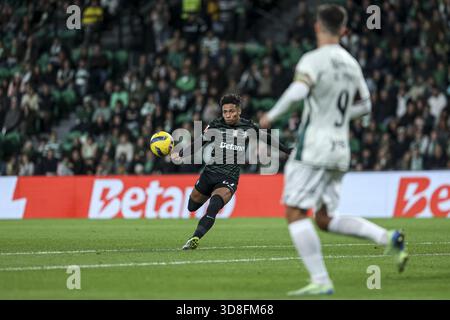 Lissabon, Portugal. November 2025 30. Alisson Santos 27 von Sporting CP Shoots während des Liga Portugal Spiels zwischen Sporting CP gegen Estrela da Amadora im Estadio Jose Alvalade am 30. November 2025 (Foto: Joao Bravo/Sports Press Photo) Credit: SPP Sport Press Photo. /Alamy Live News Stockfoto