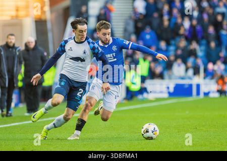 Glasgow, Großbritannien. November 2025 30. Rangers FC spielte Falkirk FC im Ibrox Stadion in Glasgow, Schottland in einem William Hill Premiership Spiel. Das Endresultat waren die Rangers 0 - 0 Falkirk. Nicolas Raskin (R43) und Keelan Adams (F2) treten um den Ball an. Quelle: Findlay/Alamy Live News Stockfoto