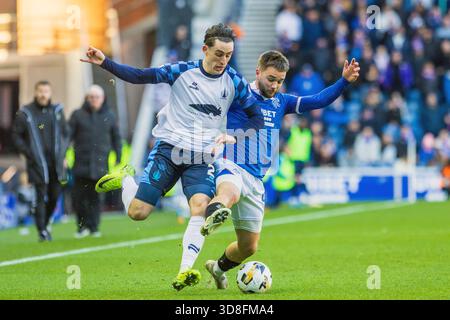 Glasgow, Großbritannien. November 2025 30. Rangers FC spielte Falkirk FC im Ibrox Stadion in Glasgow, Schottland in einem William Hill Premiership Spiel. Das Endresultat waren die Rangers 0 - 0 Falkirk. Nicolas Raskin (R43) und Keelan Adams (F2) treten um den Ball an. Quelle: Findlay/Alamy Live News Stockfoto