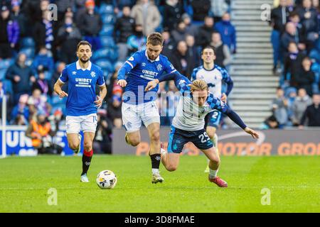 Glasgow, Großbritannien. November 2025 30. Rangers FC spielte Falkirk FC im Ibrox Stadion in Glasgow, Schottland in einem William Hill Premiership Spiel. Das Endresultat waren die Rangers 0 - 0 Falkirk. Calvin Miller (F29) wird von Nicolas Raskin (R43) befallen. Quelle: Findlay/Alamy Live News Stockfoto