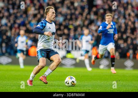 Glasgow, Großbritannien. November 2025 30. Rangers FC spielte Falkirk FC im Ibrox Stadion in Glasgow, Schottland in einem William Hill Premiership Spiel. Das Endresultat waren die Rangers 0 - 0 Falkirk. Calvin Miller (F29) läuft mit dem Ball. Quelle: Findlay/Alamy Live News Stockfoto
