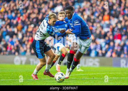 Glasgow, Großbritannien. November 2025 30. Rangers FC spielte Falkirk FC im Ibrox Stadion in Glasgow, Schottland in einem William Hill Premiership Spiel. Das Endresultat waren die Rangers 0 - 0 Falkirk. Jayden Meghoma (R30) und Calvin Miller (F29) treten um den Ball an. Quelle: Findlay/Alamy Live News Stockfoto