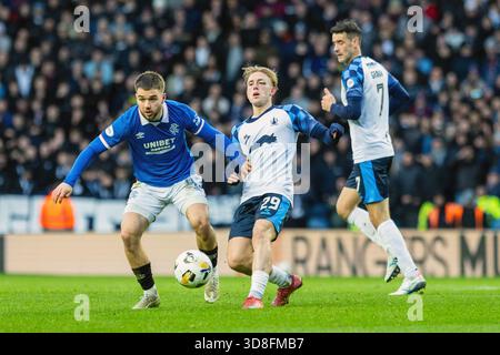 Glasgow, Großbritannien. November 2025 30. Rangers FC spielte Falkirk FC im Ibrox Stadion in Glasgow, Schottland in einem William Hill Premiership Spiel. Das Endresultat waren die Rangers 0 - 0 Falkirk. Nicolas Raskin (R43) hält ein Tackle von Calvin Miller (F29) ab. Quelle: Findlay/Alamy Live News Stockfoto