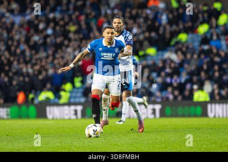 Glasgow, Großbritannien. November 2025 30. Rangers FC spielte Falkirk FC im Ibrox Stadion in Glasgow, Schottland in einem William Hill Premiership Spiel. Das Endresultat waren die Rangers 0 - 0 Falkirk. James Tavernier (R2) übertrifft Ethan Williams (F24). Quelle: Findlay/Alamy Live News Stockfoto