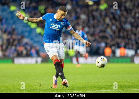 Glasgow, Großbritannien. November 2025 30. Rangers FC spielte Falkirk FC im Ibrox Stadion in Glasgow, Schottland in einem William Hill Premiership Spiel. Das Endresultat waren die Rangers 0 - 0 Falkirk. James Tavernier, Kapitän der Rangers, tritt den Ball. Quelle: Findlay/Alamy Live News Stockfoto