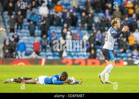 Glasgow, Großbritannien. November 2025 30. Rangers FC spielte Falkirk FC im Ibrox Stadion in Glasgow, Schottland in einem William Hill Premiership Spiel. Das Endresultat waren die Rangers 0 - 0 Falkirk. Ethan Ross (f23), (rechts) bemängelt Mohamed Diamande (R10) vor Ort und beschwert sich beim Schiedsrichter über die Entscheidung. Quelle: Findlay/Alamy Live News Stockfoto