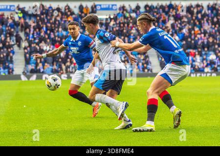 Glasgow, Großbritannien. November 2025 30. Rangers FC spielte Falkirk FC im Ibrox Stadion in Glasgow, Schottland in einem William Hill Premiership Spiel. Das Endresultat waren die Rangers 0 - 0 Falkirk. Thelo Aasgaard (R11) hält Dylan Tait (F21) mit James Tavernier (R2) im Hintergrund zurück. Quelle: Findlay/Alamy Live News Stockfoto