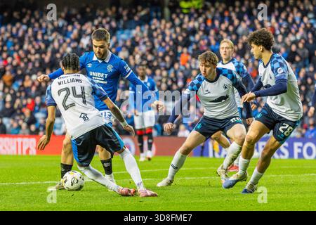 Glasgow, Großbritannien. November 2025 30. Rangers FC spielte Falkirk FC im Ibrox Stadion in Glasgow, Schottland in einem William Hill Premiership Spiel. Das Endresultat waren die Rangers 0 - 0 Falkirk. Nicolas Raskin (R43), mit dem Ball, wird gleich von Ethan Williams (F24) mit Filip Lissah (F28) und Connor Allan (F20) in der Nähe angegriffen. Quelle: Findlay/Alamy Live News Stockfoto
