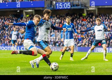 Glasgow, Großbritannien. November 2025 30. Rangers FC spielte Falkirk FC im Ibrox Stadion in Glasgow, Schottland in einem William Hill Premiership Spiel. Das Endresultat waren die Rangers 0 - 0 Falkirk. Oliver Antman (R18), mit dem Ball, steht kurz vor dem Angriff von Filip Lissah (F28). Quelle: Findlay/Alamy Live News Stockfoto