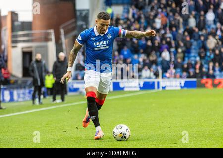 Glasgow, Großbritannien. November 2025 30. Rangers FC spielte Falkirk FC im Ibrox Stadion in Glasgow, Schottland in einem William Hill Premiership Spiel. Das Endresultat waren die Rangers 0 - 0 Falkirk. James Tavernier (R2), Kapitän der Rangers, der den Ball kickt. Quelle: Findlay/Alamy Live News Stockfoto