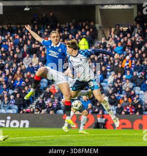 Glasgow, Großbritannien. November 2025 30. Rangers FC spielte Falkirk FC im Ibrox Stadion in Glasgow, Schottland in einem William Hill Premiership Spiel. Das Endresultat waren die Rangers 0 - 0 Falkirk. Thelo Aasgaard (R11) und Connor Allan (F20) kämpfen um den Ball in der Luft. Quelle: Findlay/Alamy Live News Stockfoto