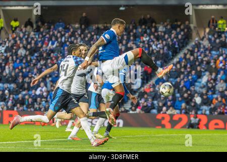 Glasgow, Großbritannien. November 2025 30. Rangers FC spielte Falkirk FC im Ibrox Stadion in Glasgow, Schottland in einem William Hill Premiership Spiel. Das Endresultat waren die Rangers 0 - 0 Falkirk. James Tavernier (R2), Captain der Rangers, kontrolliert ein hohes Kreuz über die Falkirk-Verteidiger. Quelle: Findlay/Alamy Live News Stockfoto