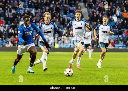 Glasgow, Großbritannien. November 2025 30. Rangers FC spielte Falkirk FC im Ibrox Stadion in Glasgow, Schottland in einem William Hill Premiership Spiel. Das Endresultat waren die Rangers 0 - 0 Falkirk. Djeidi Gassama (links) (R23) übertrifft die Falkirk-Verteidiger, einschließlich Ethan Ross (F23). Quelle: Findlay/Alamy Live News Stockfoto