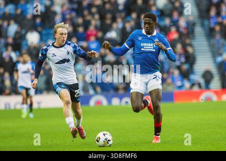 Glasgow, Großbritannien. November 2025 30. Rangers FC spielte Falkirk FC im Ibrox Stadion in Glasgow, Schottland in einem William Hill Premiership Spiel. Das Endresultat waren die Rangers 0 - 0 Falkirk. Nasser Djiga (R24) Outtruns Calvin Miller (F29) Credit: Findlay/Alamy Live News Stockfoto
