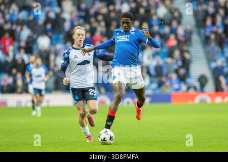 Glasgow, Großbritannien. November 2025 30. Rangers FC spielte Falkirk FC im Ibrox Stadion in Glasgow, Schottland in einem William Hill Premiership Spiel. Das Endresultat waren die Rangers 0 - 0 Falkirk. Nasser Djiga (R24) Outtruns Calvin Miller (F29) Credit: Findlay/Alamy Live News Stockfoto