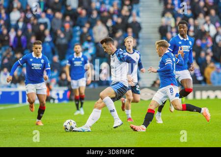 Glasgow, Großbritannien. November 2025 30. Rangers FC spielte Falkirk FC im Ibrox Stadion in Glasgow, Schottland in einem William Hill Premiership Spiel. Das Endresultat waren die Rangers 0 - 0 Falkirk. Connor Barron (R8) spielt in Brian Graham (F7), der den Ball hat. Quelle: Findlay/Alamy Live News Stockfoto