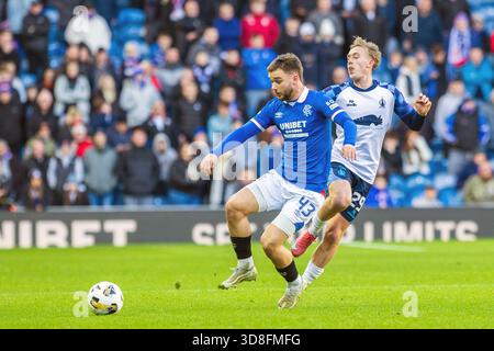 Glasgow, Großbritannien. November 2025 30. Rangers FC spielte Falkirk FC im Ibrox Stadion in Glasgow, Schottland in einem William Hill Premiership Spiel. Das Endresultat waren die Rangers 0 - 0 Falkirk. Nicolas Raskin (R43) und Calvin Miller (F29) konkurrieren um den Ball. Quelle: Findlay/Alamy Live News Stockfoto